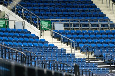Stadyumda mavi sandalyeler.