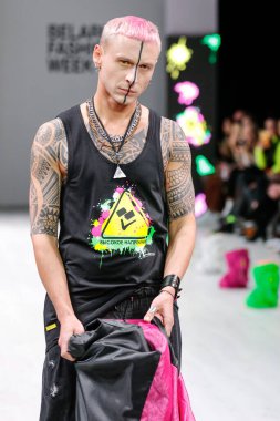 Minsk. Beyaz Rusya. 03 Nisan 2021: 20. yıl dönümü Çevrimiçi - BELARUS FASHION HAFTA.