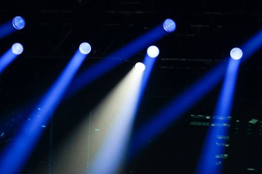 Konser sahnesinde mavi ışıklar