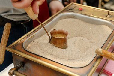 Doğu kahvesi ya da Türk kahvesi. Türk kahvesi, sıcak kum..