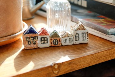 İç kısımda el yapımı dekoratif seramik evler.