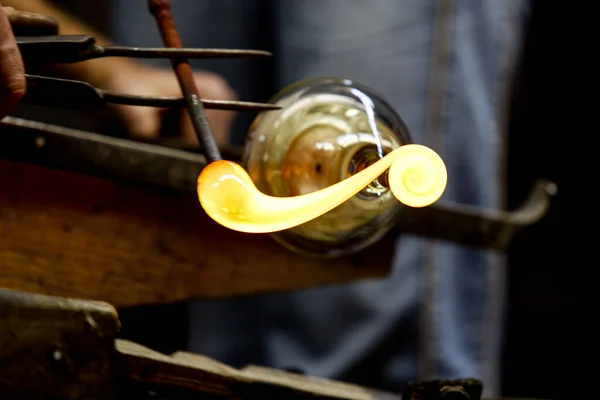 Neman fabriek, glasblazers, Berezovka. Kristalproductie, glasmuseum, vaas, Brezjnev Myagkov Glasblazer vormt een prachtig stukje glas. De glasmeester brandt en blaast het kunstwerk uit. — Stockfoto