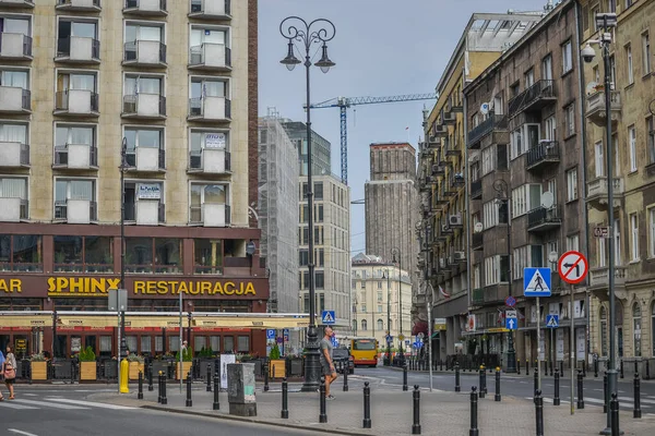 WARSAW. POLONIA - AGOSTO 2015: Arquitectura de Varsovia por las carreteras de la ciudad. Edificios a lo largo de las carreteras. Edificios antiguos. Crosswalk. — Foto de Stock