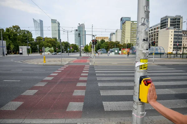 ВАРШАВА. ПОЛЬША - Август 2015 года: Кнопка пешеходного перехода в центре Варсоножки со словом CAUTION. На фоне летнего зеленого парка. — стоковое фото