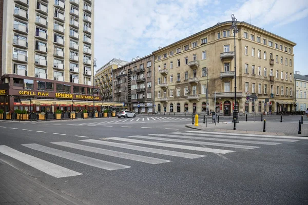 WARSAW. POLONIA - AGOSTO 2015: Arquitectura de Varsovia por las carreteras de la ciudad. Edificios a lo largo de las carreteras. Edificios antiguos. Crosswalk. — Foto de Stock