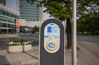Dikkatli ol. POLAND - 2015 AĞUSTOS: Şehir merkezinde bir elektrikli araba için şarj istasyonu.