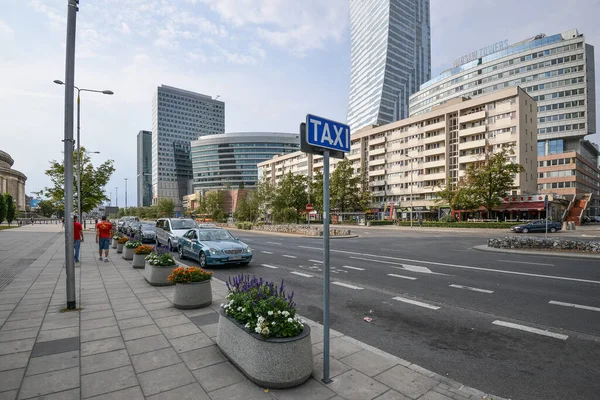 WARSAW. POLOGNE - AOÛT 2015 : Architecture de Varsovie le long des routes urbaines. Bâtiments le long des routes.WARSAW POLOGNE - Août 2015 : gratte-ciel, centre d'affaires. Panneau routier. — Photo