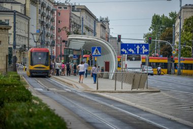 Dikkatli ol. POLAND - AĞUSTOS 2015: Varşova sokaklarında sarı tramvaylar.