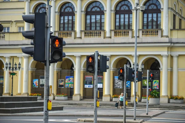 WARSAW. POLAND - AUGUST 2015: Large pedestrian crossing controlled by traffic lights, red light for pedestrians. — Stockfoto