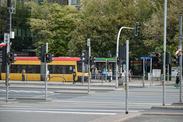 警告。波兰- 2015年8月：华沙街道上的黄色电车. — 图库照片