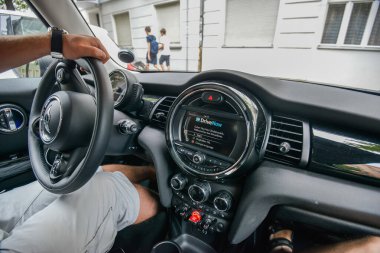 ALMANY - AĞUSTOS 2015: DriveNow adlı bir şirketten kiralama için bir Minicooper 'ın üzerindeki şirket tabelasına yakın çekim. Araba kiralama bir mobil uygulama aracılığıyla gerçekleştirilir.