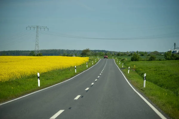 德国- 2015年8月：沿着黄色和绿色农田的道路。高速公路标识. — 图库照片