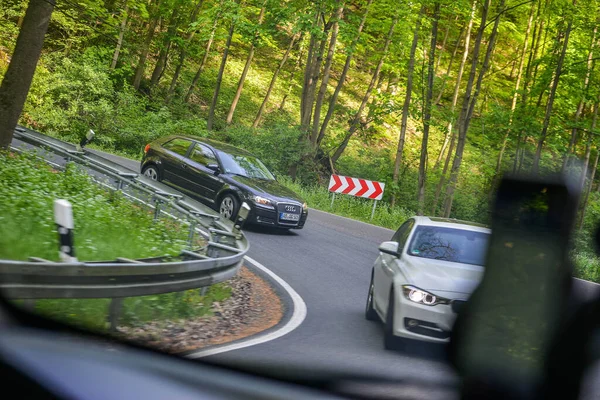ALEMANIA - AGOSTO 2015: Vista desde la ventana del coche. La carretera entre el bosque verde, coches en la Autobahn. — Foto de Stock