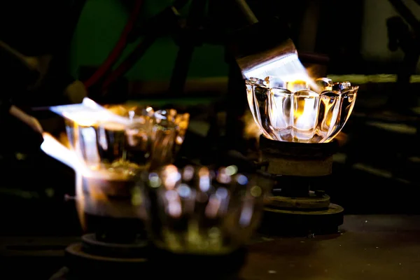 Un maestro del vidrio crea un jarrón. Neman planta, sopladores de vidrio, Berezovka. Producción de cristal, museo de vidrio, jarrón, Brezhnev Myagkov soplador de vidrio formando una hermosa pieza de vidrio. — Foto de Stock