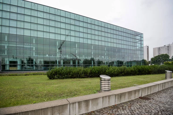 GERMANY DRESDEN - AUGUST 2015: Glaeserne Manufaktur. Glass manufactory Volkswagen. New glass building of Volkswagen plant, greenery near the building. — Stock Photo, Image