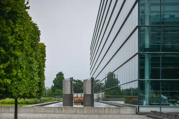 GERMANY DRESDEN FAYETON - AUGUST 2015: New glass building of Volkswagen plant, greenery near the building. — Stock Photo, Image