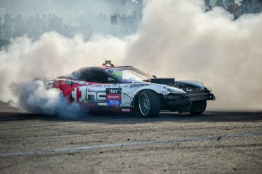 Belaus. MINSK - Temmuz 2016: Sürüklenen bir arabayla bilinmeyen bir yarışçı Belarus Sürüklenme Şampiyonası Minsk 'in izinin üstesinden geldi.