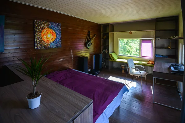 민스크. 믿어 지지 않는 사람들 - 2016 년 5 월: 침대가 있는 침실의 내부, 보라색 담요, 태양 이창을 통해 빛나고 있다. — 스톡 사진