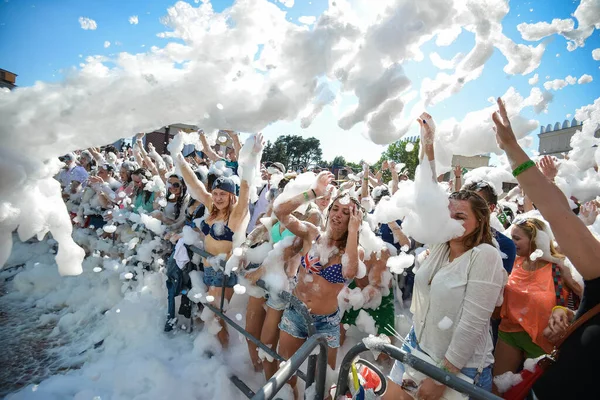 Vizon. BELARUS - Haziran 2016: Partideki köpük neşeli insanlara uçuyor. Köpüklü eğlence partisi, insanlar sevinçle ellerini kaldırır, sabun köpükleri yakalar, suda yaz eğlencesi festivali düzenlerler. — Stok fotoğraf