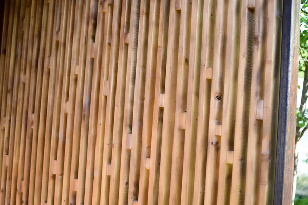 MINSK. BELARUS - MAI 2016: braune Holzstruktur aus dünnen langen Brettern in der Wand — Stockfoto