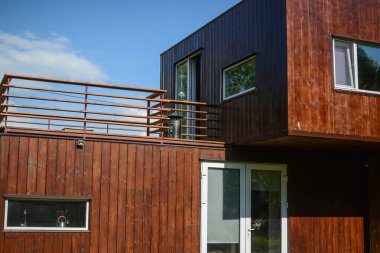 Vizon. BELARUS - Mayıs 2016: Yazlık ahşap, kahverengi teras manzarası. Arka plandaki bina, mavi gökyüzü..