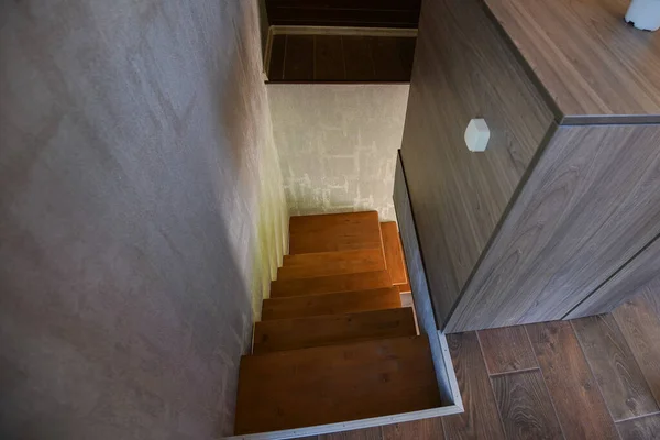 MINSK. BELARUS - MAI 2016: Blick auf die Treppe von oben nach unten, Holztreppe im Haus. — Stockfoto