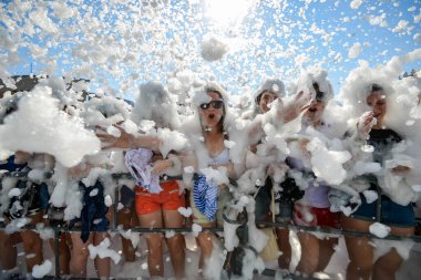 Vizon. BELARUS - Haziran 2016: Köpük eğlendirme partisi, insanlar sevinçle ellerini kaldırdı, sabun köpüğü yakaladı, yaz eğlence festivali su parkında. 