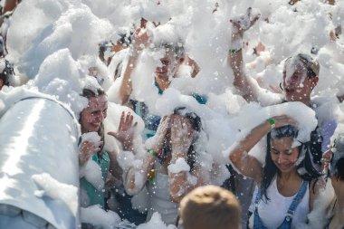 Vizon. BELARUS - Haziran 2016: Köpük eğlendirme partisi, insanlar sevinçle ellerini kaldırdı, sabun köpüğü yakaladı, yaz eğlence festivali su parkında. 