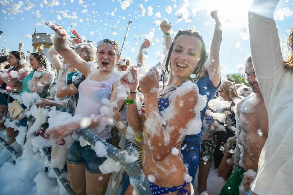 Mondje dicht. BELARUS - Juni 2016: schuim vermakelijk feest, mensen steken vrolijk hun hand op, vangen zeepbellen, zomer entertainment festival in het waterpark. — Stockfoto