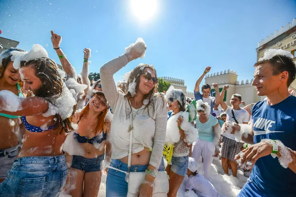Mondje dicht. BELARUS - Juni 2016: schuim vermakelijk feest, mensen steken vrolijk hun hand op, vangen zeepbellen, zomer entertainment festival in het waterpark. — Stockfoto