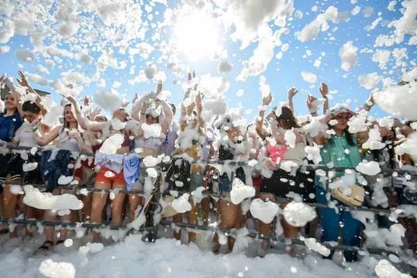 MINSK. BELARO - Giugno 2016: Un sacco di persone alla festa in schiuma. schiuma partito divertente, la gente allegramente alza le mani, prendere bolle di sapone, festival di intrattenimento estivo nel parco acquatico. — Foto Stock