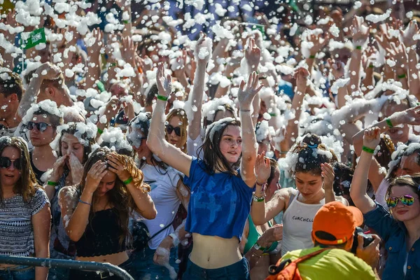 MINSK. BELARUS - Juni 2016: Jede Menge Leute bei der Schaumparty. Schaumparty, Menschen heben fröhlich die Hände, fangen Seifenblasen, Sommerunterhaltungsfest im Wasserpark. — Stockfoto