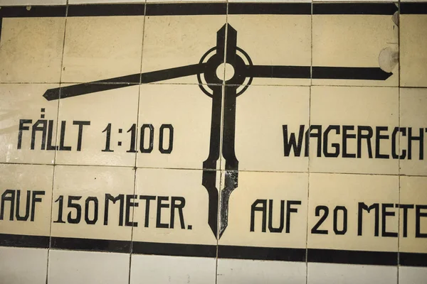 Αμβούργο. ΓΕΡΜΑΝΙΑ - ΙΟΥΝΙΟΣ 2016: Είσοδος στο παλιό τούνελ του Έλβα στο Αμβούργο, Γερμανία — Φωτογραφία Αρχείου