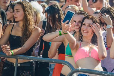 Vizon. BELARUS - Haziran 2016: Bir partide köpük içinde mutlu insanların portreleri. Köpüklü eğlence partisi, insanlar sevinçle ellerini kaldırır, sabun köpükleri yakalar, suda yaz eğlencesi festivali düzenlerler.