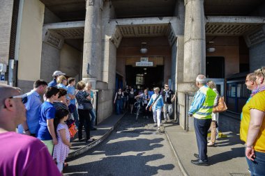 Hamburg. GERMANY - HAZİRAN 2016: Almanya 'nın Hamburg kentindeki Elbe St. Pauli tünelinin eski tünelinin girişindeki turistler