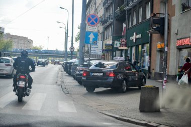 Dikkatli ol. POLAND - Haziran 2016: Polonya 'nın Varşova caddesinde motosikletli. Yoldaki tabelalar: tek yönlü trafik, duruş ve park yasaktır. Yollarda trafik vardı..
