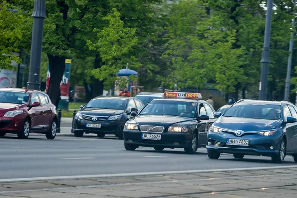 WARSAW. POLAND - June 2016: Taxi on the streets of Warsaw, Poland. Traffic on the roads, taxi cars carry passengers. — Stock Photo, Image