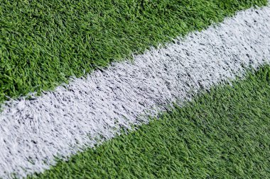 Futbol oynamak için yapay çimenler, çimlerin üzerinde işaretler..