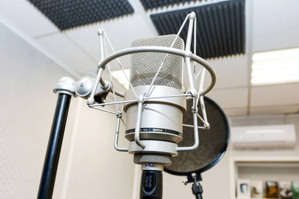 録音スタジオでは、スタジオ録音のためのプロのマイク、映画の録音. — ストック写真
