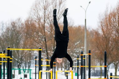 Kışın sabah sporlarında şınav çeken bir adam..