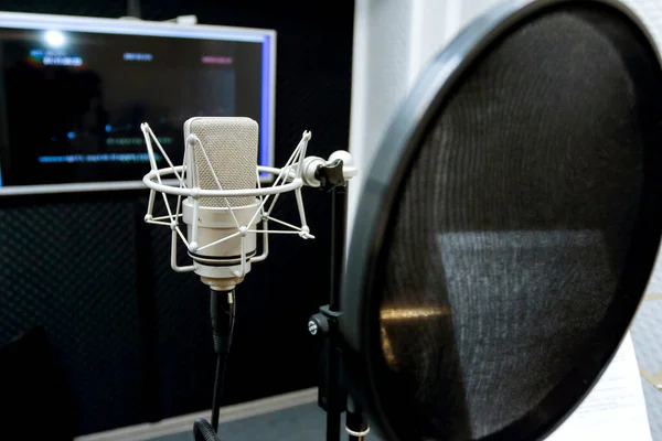 Studio microfoon voor professionele opname. Geluidsopnamestudio. — Stockfoto