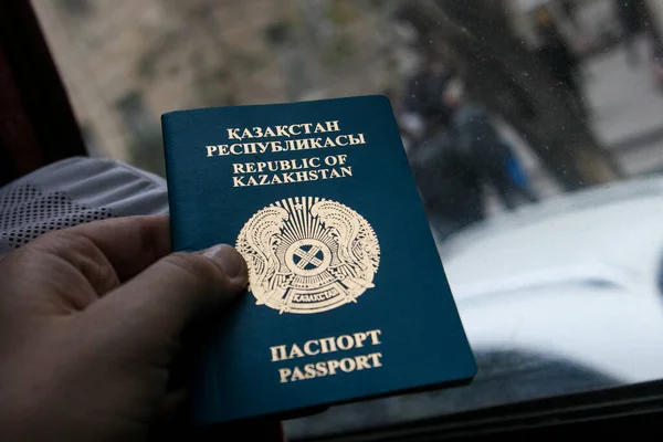 Azerbaiyán, Bakú - Noviembre 2009: El pasaporte de la República de Kazajstán está en manos de un hombre. — Foto de Stock