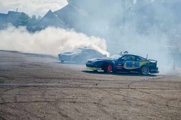 - Skål. MINSK - JULI 2016: En okänd racer i en drivande bil övervinner banan i Vitryssland Drift Championship Minsk. — Stockfoto