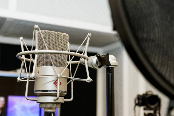 ミンスク。ベラルーシ- 31.03.2021:録音スタジオでは、スタジオ録音のためのプロのマイク、映画の録音. — ストック写真
