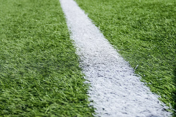 Искусственная трава для игры в футбол, маркировка на траве. — стоковое фото