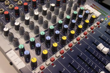 Açık havada, kapalı mekanda bir müzik mikserini kapat