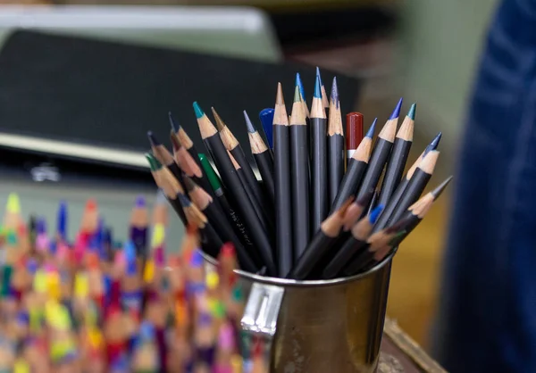 Voltar ao conjunto da escola lápis multicolorido colorido fazendo formas vista lateral em um fundo amarelo — Fotografia de Stock