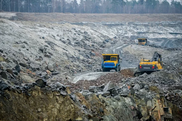 Produkcja Wydobywanie kamienia granitowego przez maszyny do kamieniołomów w Mikashevichi — Zdjęcie stockowe