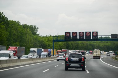 STUTTGART, GERMANY - Haziran 2016: Almanya 'da otobanda her şerit için trafik işaretleri. 