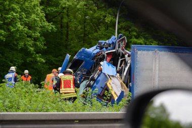 STUTTGART, ALMANY - Haziran 2016: Yolda bir kaza oldu, araba yoldan çıkıp hendeğe uçtu.